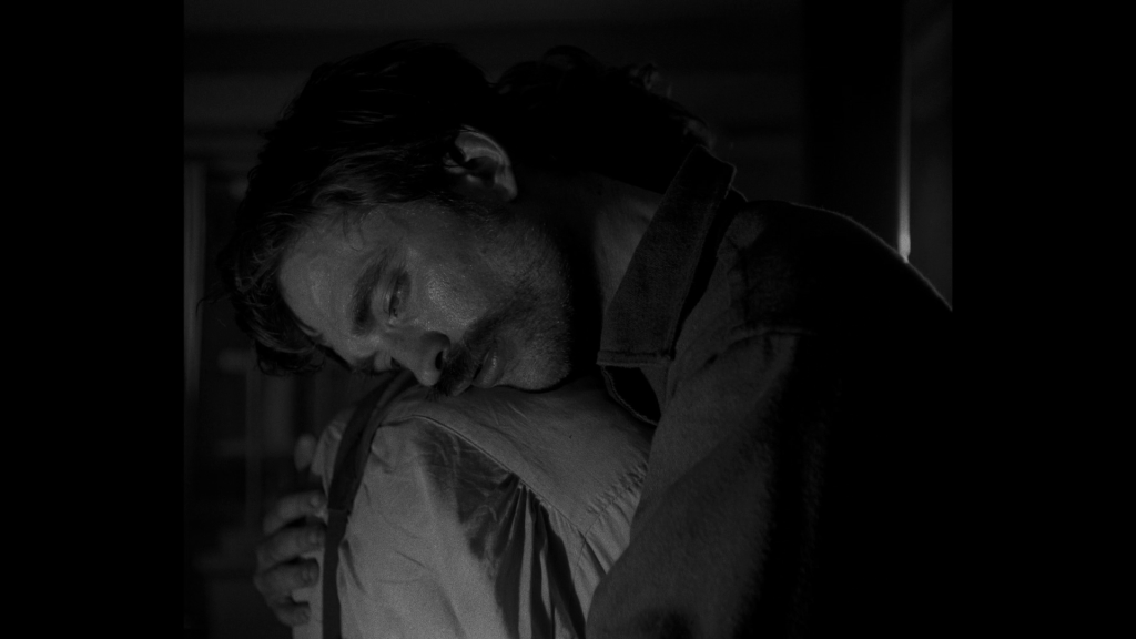 Robert Pattinson (Ephraim Winslow) mentre balla abbracciato a Willem Defoe (Thomas Wake).